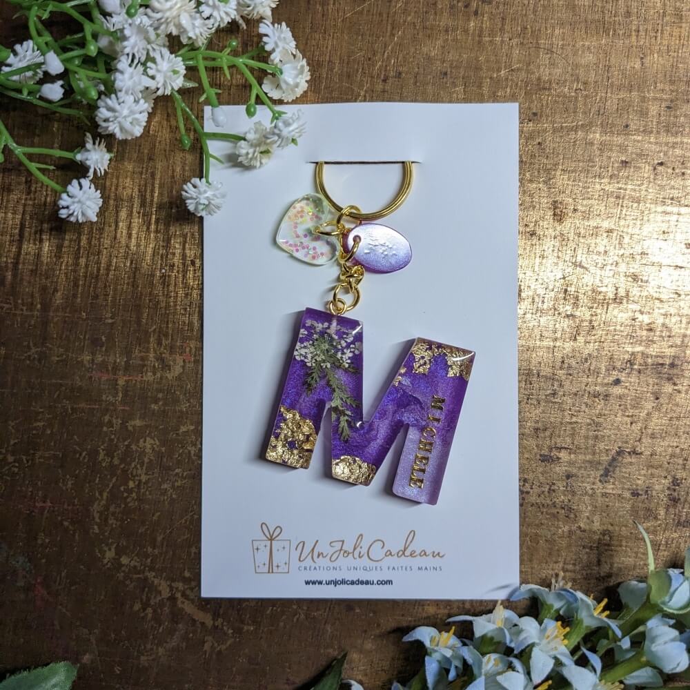 porte cles violet lettre m muchele unjolicadeau