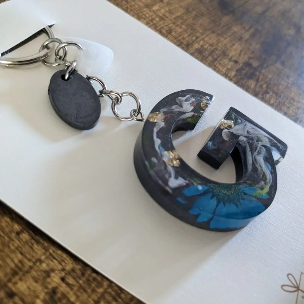 Porte-clés Noir Lettre G et fleur bleu – Image 2
