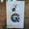 Porte-clés Noir Lettre G et fleur bleu