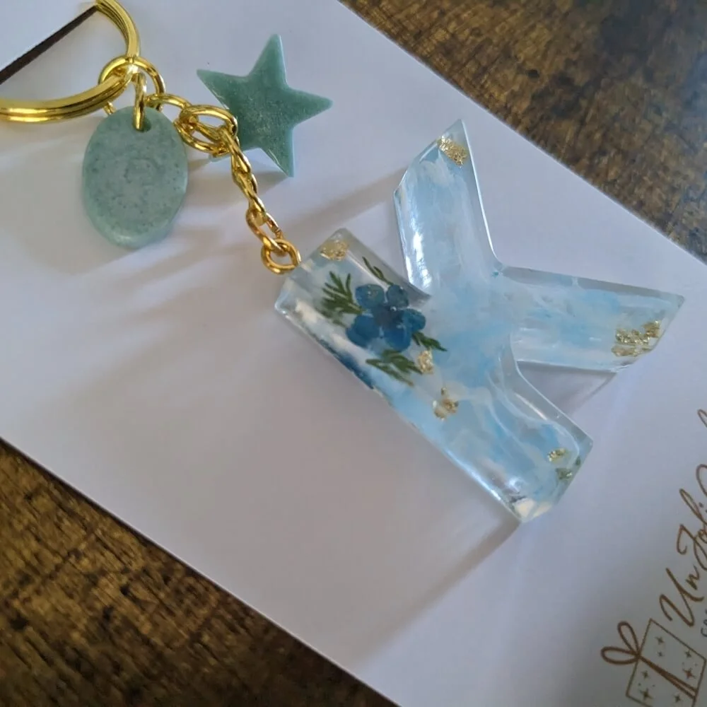 Porte-clés Lettre K Bleu et fleurs – Image 2
