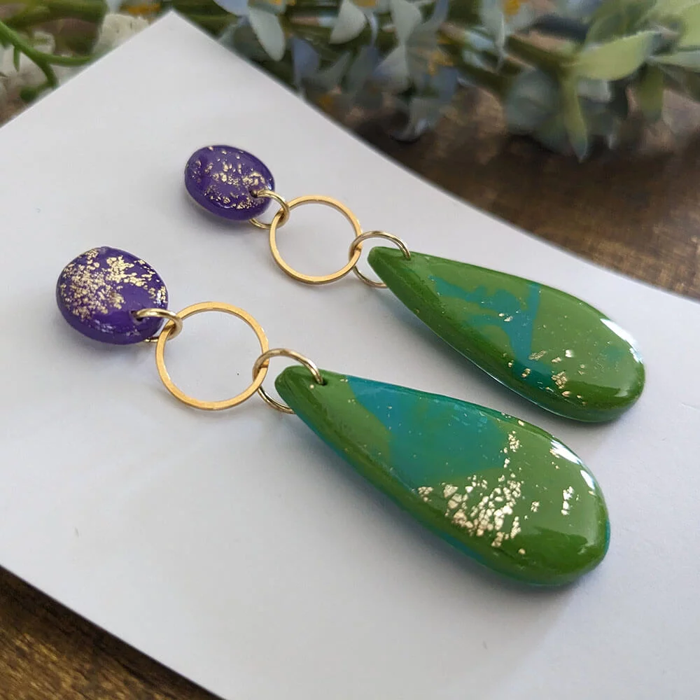 Boucles d'oreilles assortiment violet-vert – Image 2