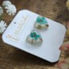 Boucles d'Oreilles Puces Cœur Fleur Bleue – Image 2
