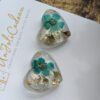 Boucles d'Oreilles Puces Cœur Fleur Bleue – Image 3